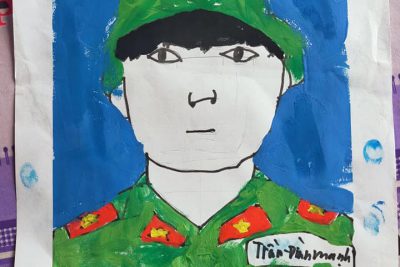 Vẽ tranh chủ đề: chàu yêu chú bộ đội